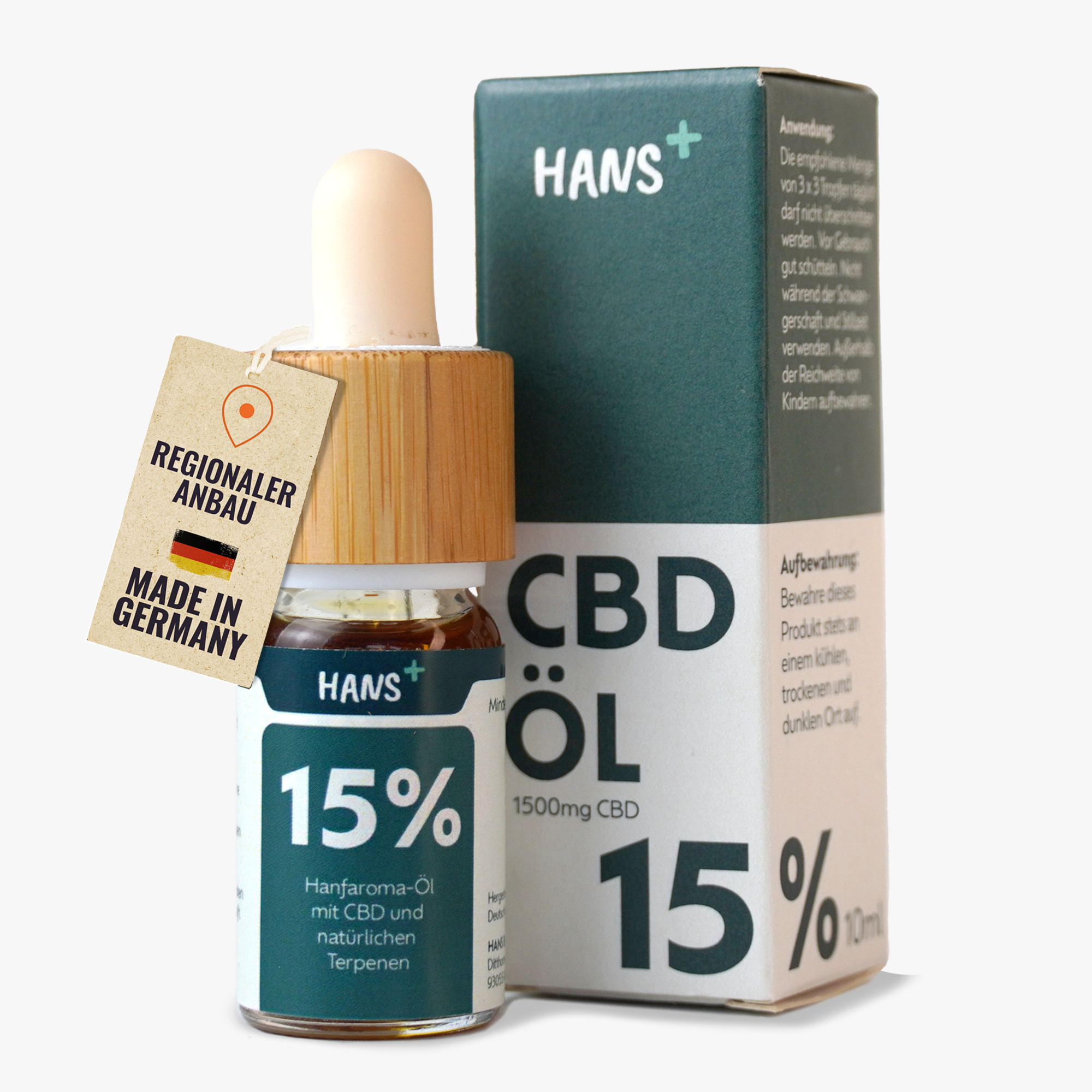 Fotografie produktu: olej Hans+ 15% CBD ve skleněné lahvičce s bambusovým víčkem, na bílém pozadí zelená barva značky a výrazných 15%, stejně jako malá etiketa s německou vlajkou a informacemi o lokalitě.
