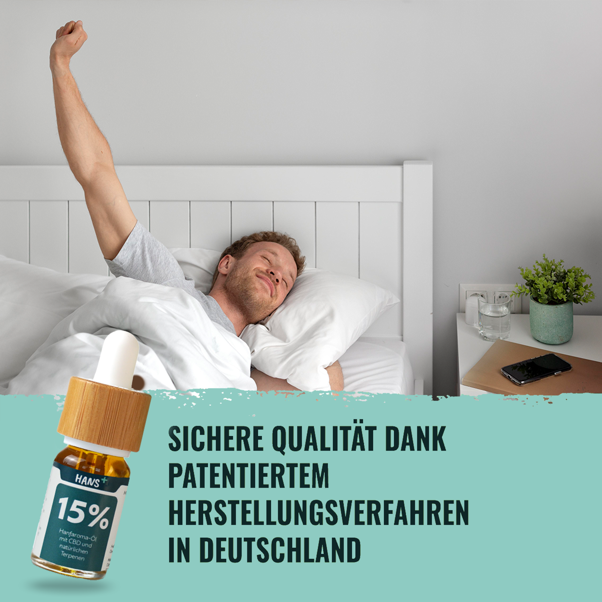 Fotografie produktu: Muž se probouzí ve světlé ložnici s bílou postelí, nočním stolkem se sklem a rostlinou, v popředí je zobrazen 15% konopný olej s dřevěným uzávěrem.
