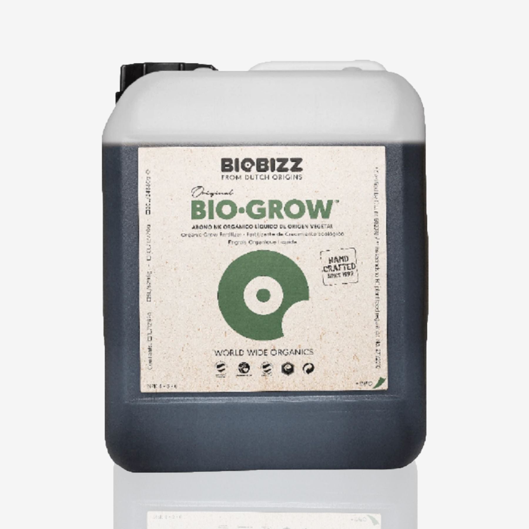 Fotografie produktu BioBizz: tekuté hnojivo Bio-Grow v tmavé lahvi se zeleným kruhovým logem a ručně vyrobenou pečetí na béžové etiketě.
