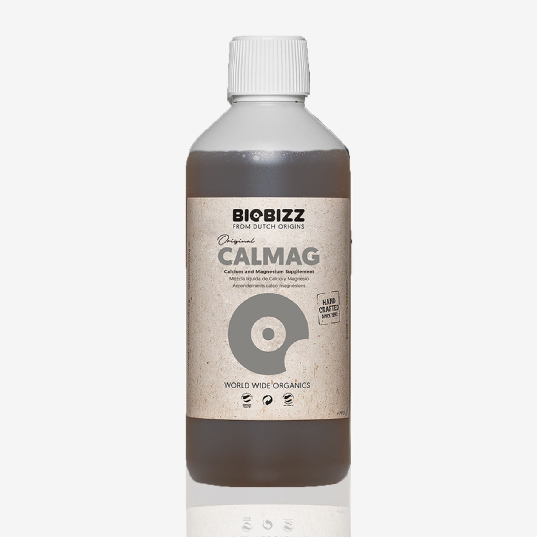 Fotografie produktu Biobizz Calmag, hnědé tekuté hnojivo v průhledné lahvi s béžovou etiketou a šedým logem, ručně vyráběné od roku 1992.
