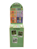 Stojan Bud Voyage zobrazuje odrůdy konopí, jako jsou Lachflash Jamaican Haze a Release Purple Punch, s barevnými obrázky a QR kódy na zeleném dřevěném pozadí.
