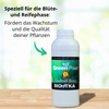 Fotografie produktu: Láhev hnojiva BioTka Green Power Cocktail Boost na dřevěném stole na rozmazaném pozadí se zelenými a žlutými odstíny.
