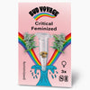 Grafický design Bud Voyage s motivem semínek konopí Critical Feminized ve zkumavce obklopené duhou a stylizovanou vlnou, tři semínka jsou viditelná na světle růžovém pozadí.
