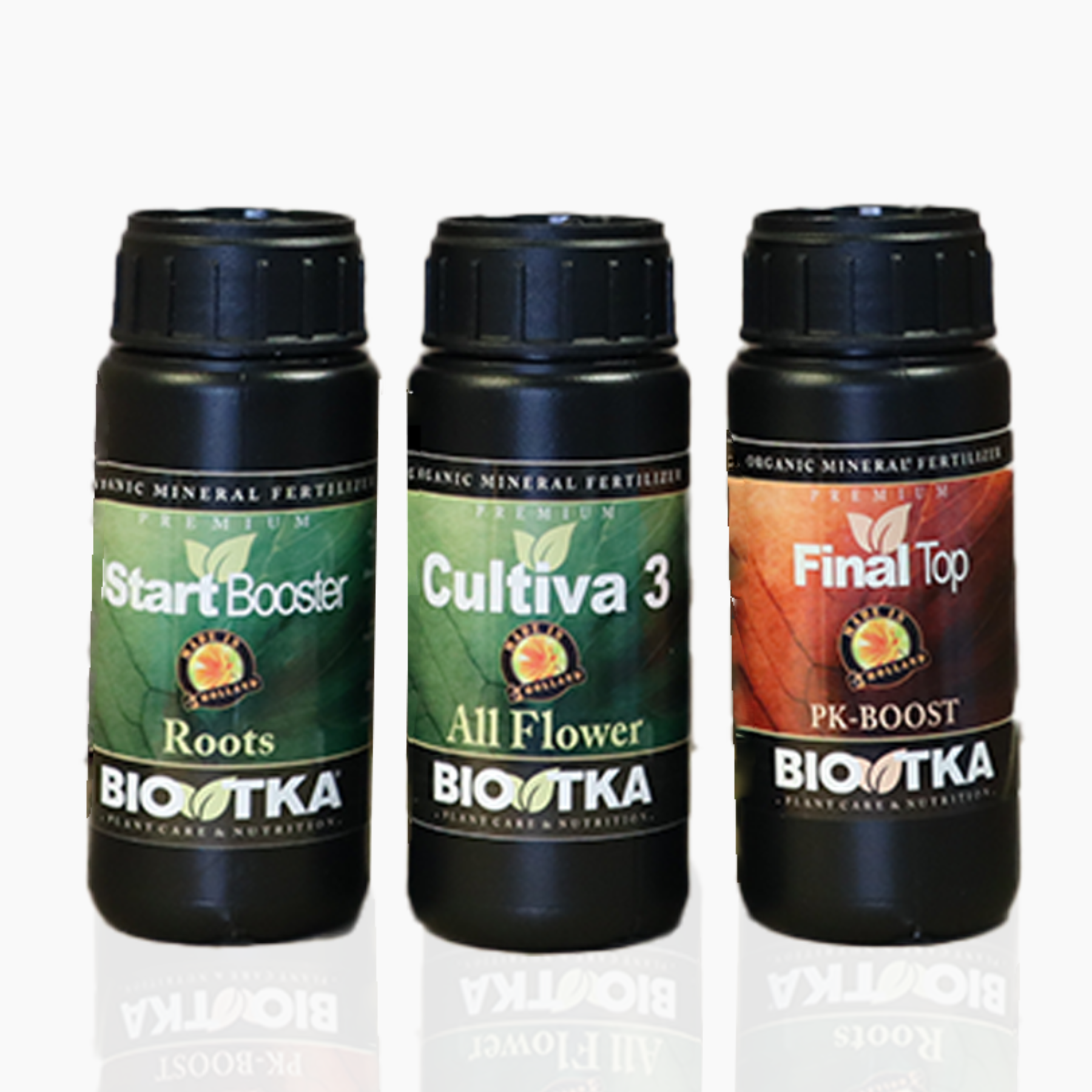 Produktová fotografie hnojiv Biootka: Start Booster, Cultiva 3 a Final Top v černých lahvích se zelenými, oranžovými a hnědými etiketami a detailními vzory kořenů, květů a plodů rostlin.