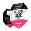 Na obalu semen Royal Queen Seeds a Tyson 2.0 jsou feminizovaná semena konopí Gelato 44 na pozadí baseballového hřiště s růžovými barevnými skvrnami a hnědými semeny v průhledných kuličkách.