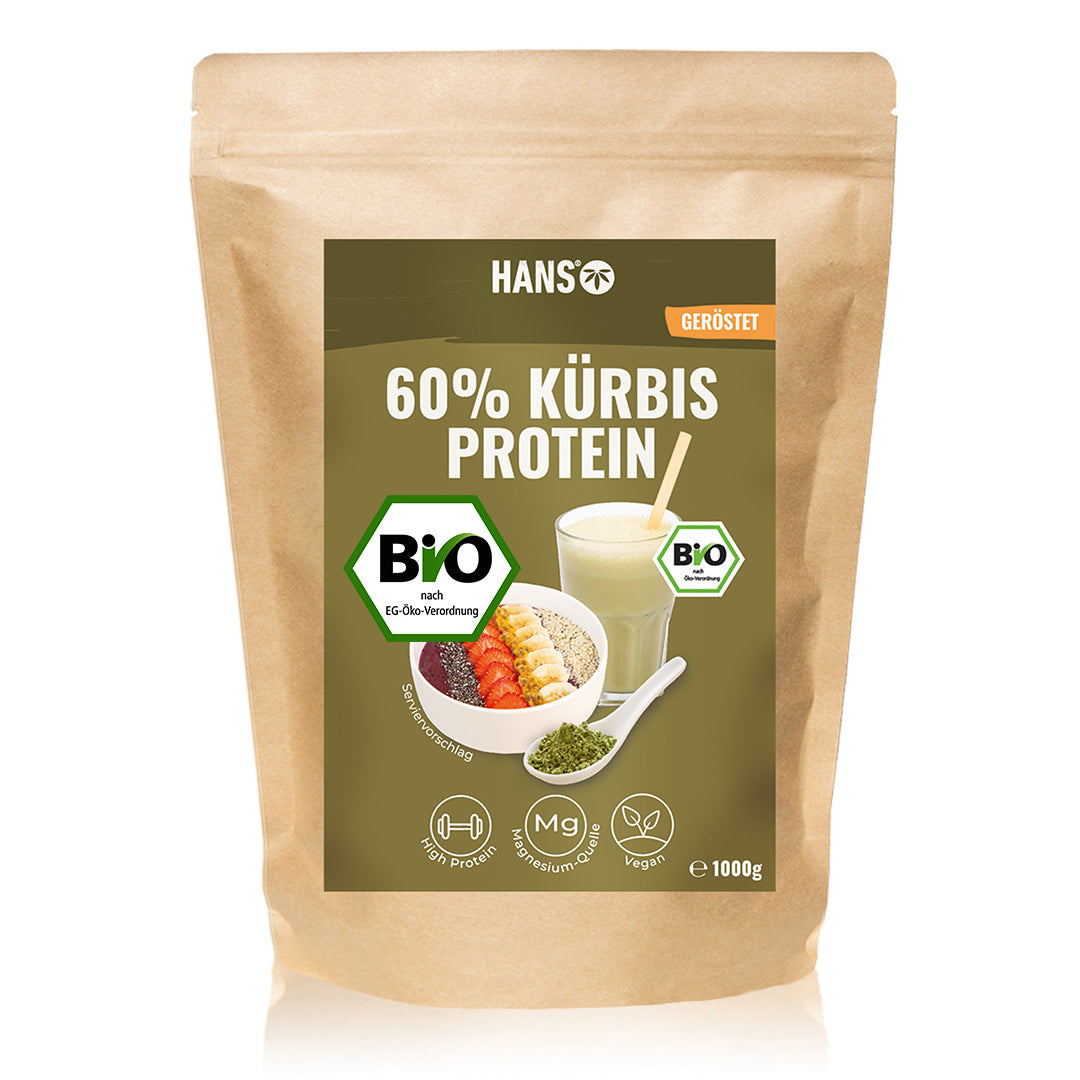 Obrázek produktu Hans, 60% dýňový proteinový prášek v hnědém obalu, zobrazuje smoothie a misku s chia semínky, banánem a bobulemi.
