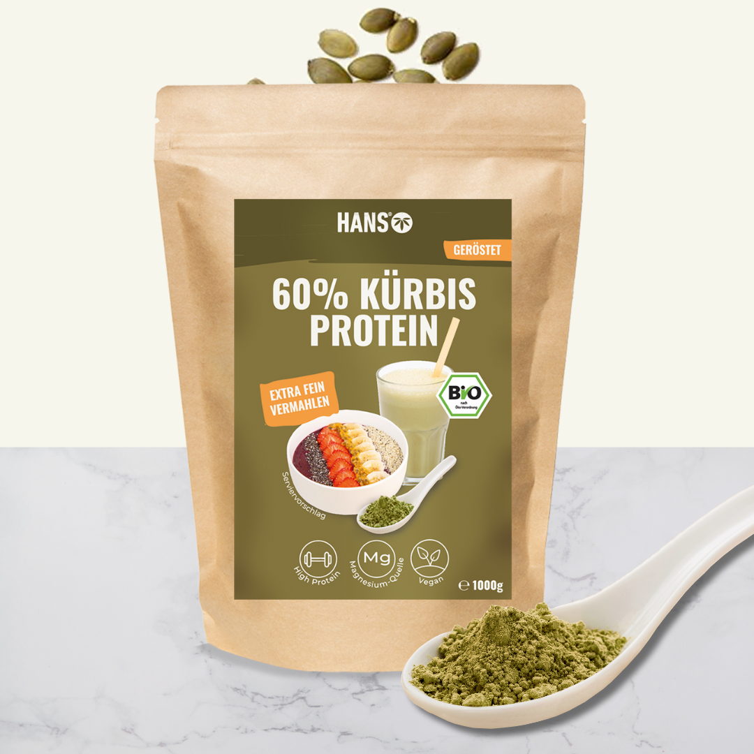 Hans' geröstetes 60% Kürbisprotein, extra fein vermahlen, zeigt einen Smoothie, Acai-Bowl mit Beeren und Bananen, und eine Portion des grünen Pulvers neben Kürbiskernen, Bio-Zertifizierung und Nährwertangaben
