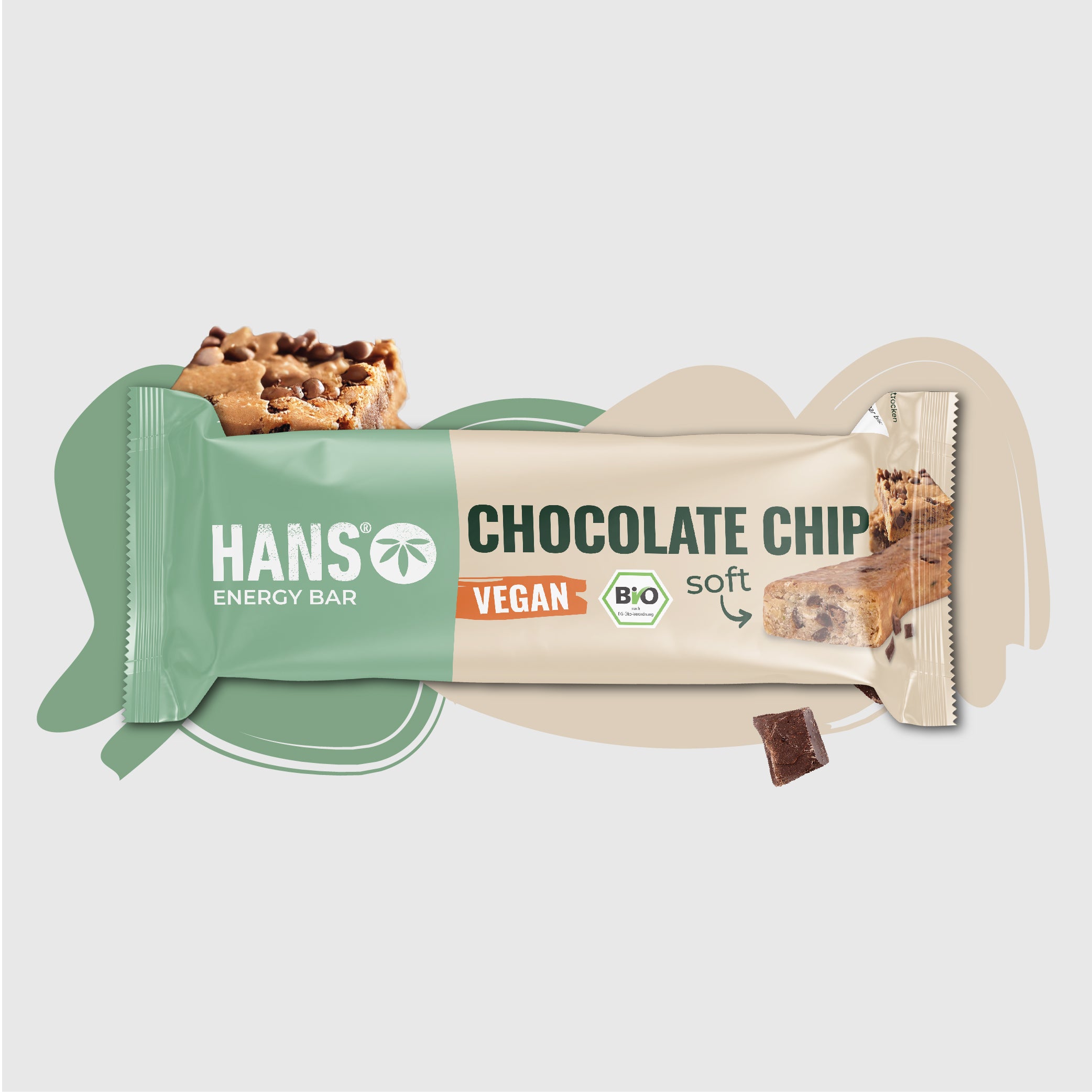 Fotografie produktu Hans Energy Bar: veganská čokoládová tyčinka s bio pečetí, ve světle hnědém obalu se zelenými akcenty a spoustou kousků hořké čokolády.
