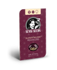 Grafika produktu Sensi Seeds zobrazuje feminizovaná semena Super Skunk ve vínovém obalu s geometrickým vzorem a ilustrací ženy kouřící konopí.
