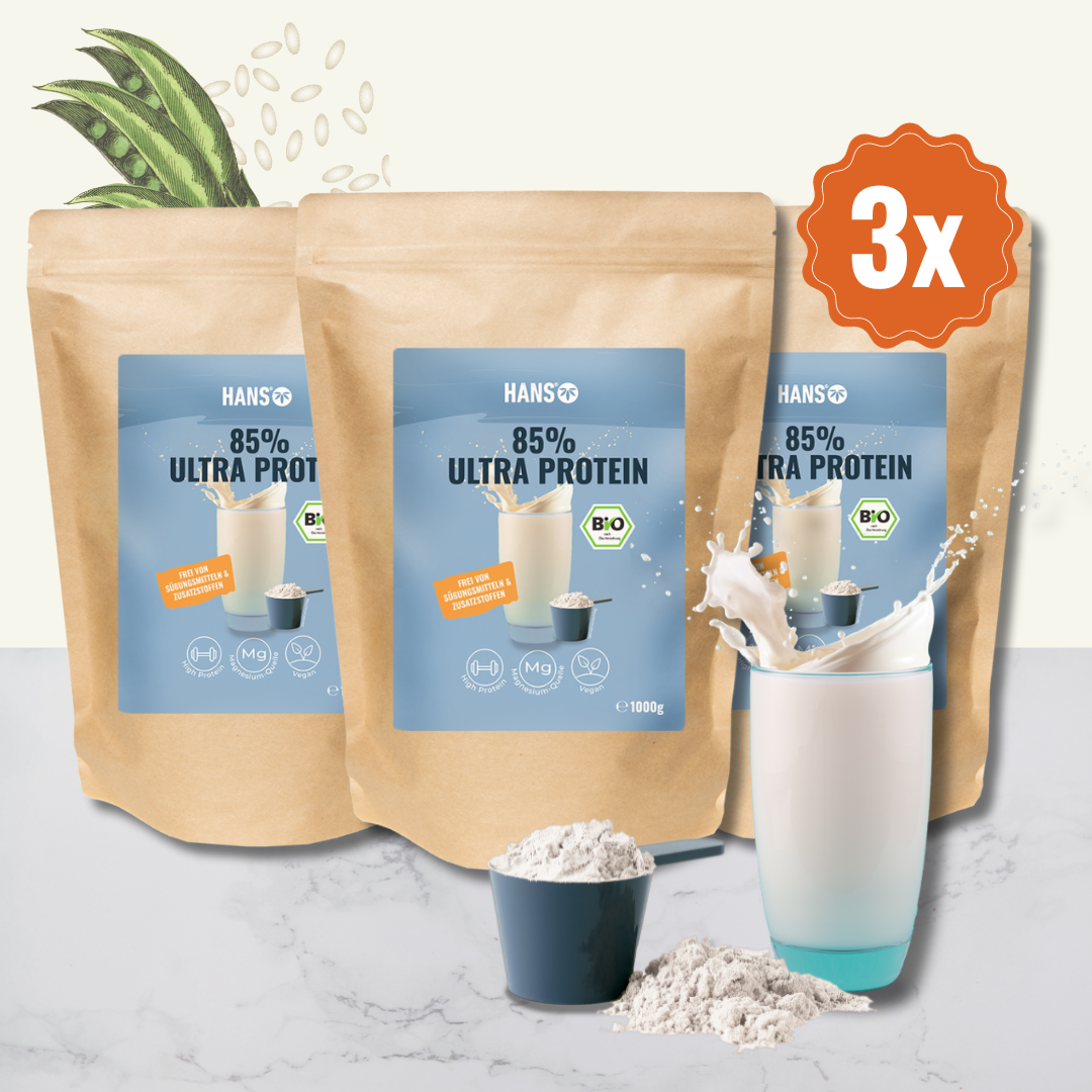 Fotografie produktu Hans 85% Ultra Protein, tři balení na mramorovém stole se sklenicí proteinového koktejlu, sójové boby a rýže, veganské a bez cukru
