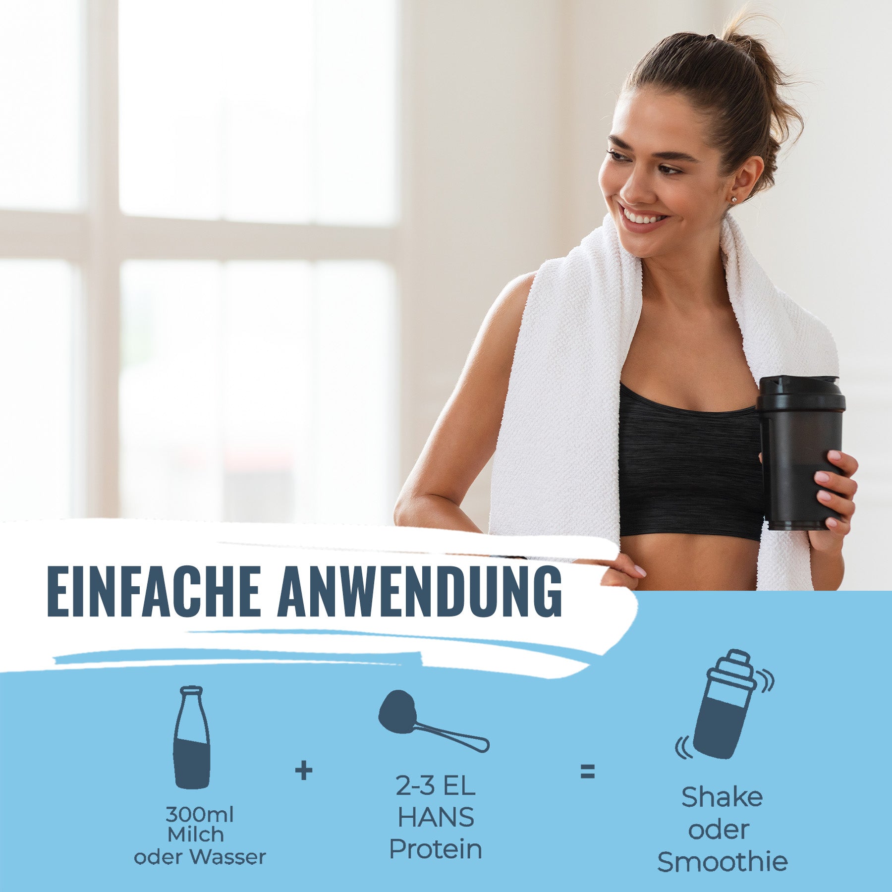 Fotografie ženy v posilovně, která drží proteinový koktejl, jasně bílý ručník a černou sportovní podprsenku na rozmazaném pozadí, na kterém jsou vidět velká světlá okna.