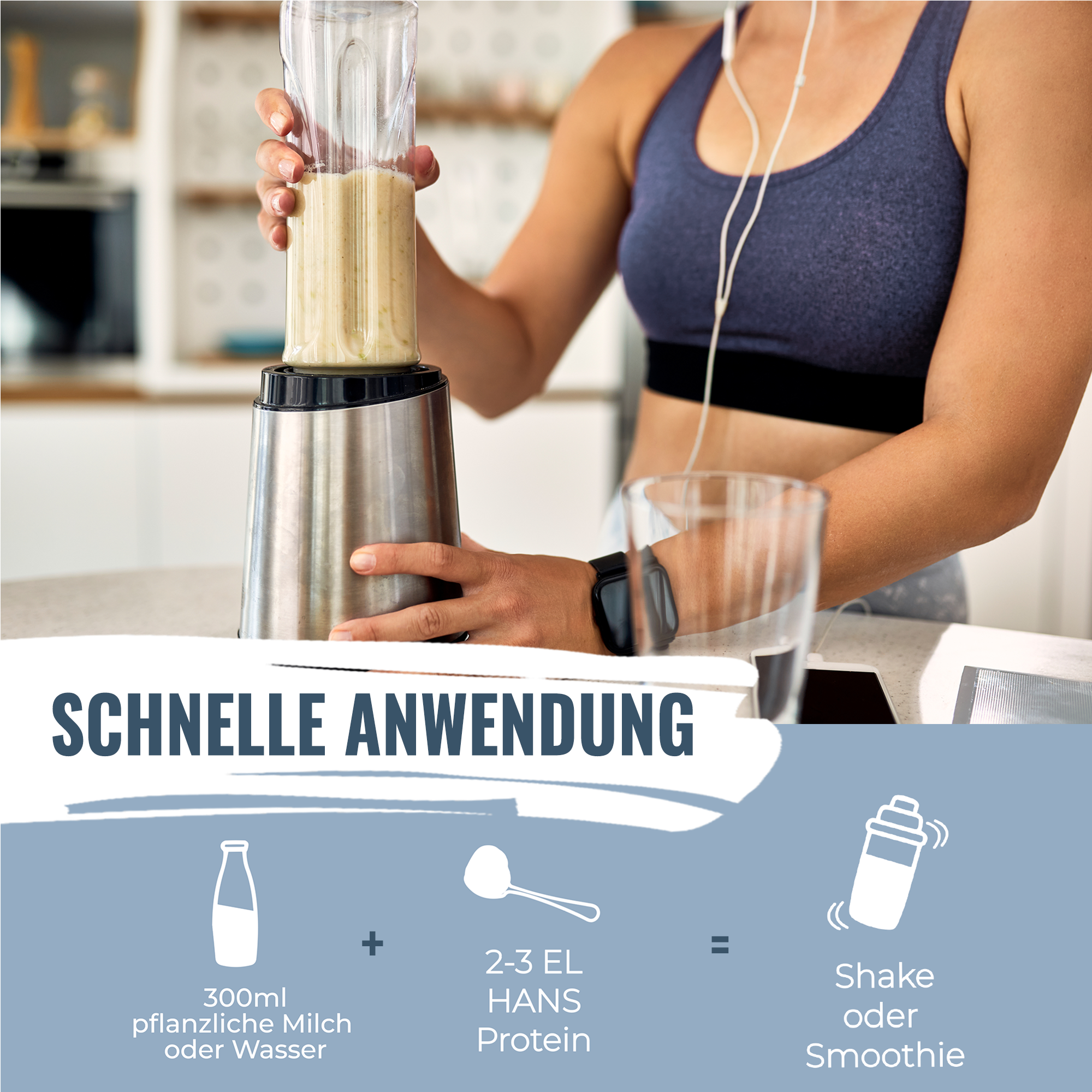 Fotografie: Žena připravuje krémové, světle béžové smoothie v moderní kuchyni se stříbrným mixérem obsahujícím světle hnědý proteinový prášek a má na ruce chytré hodinky.
