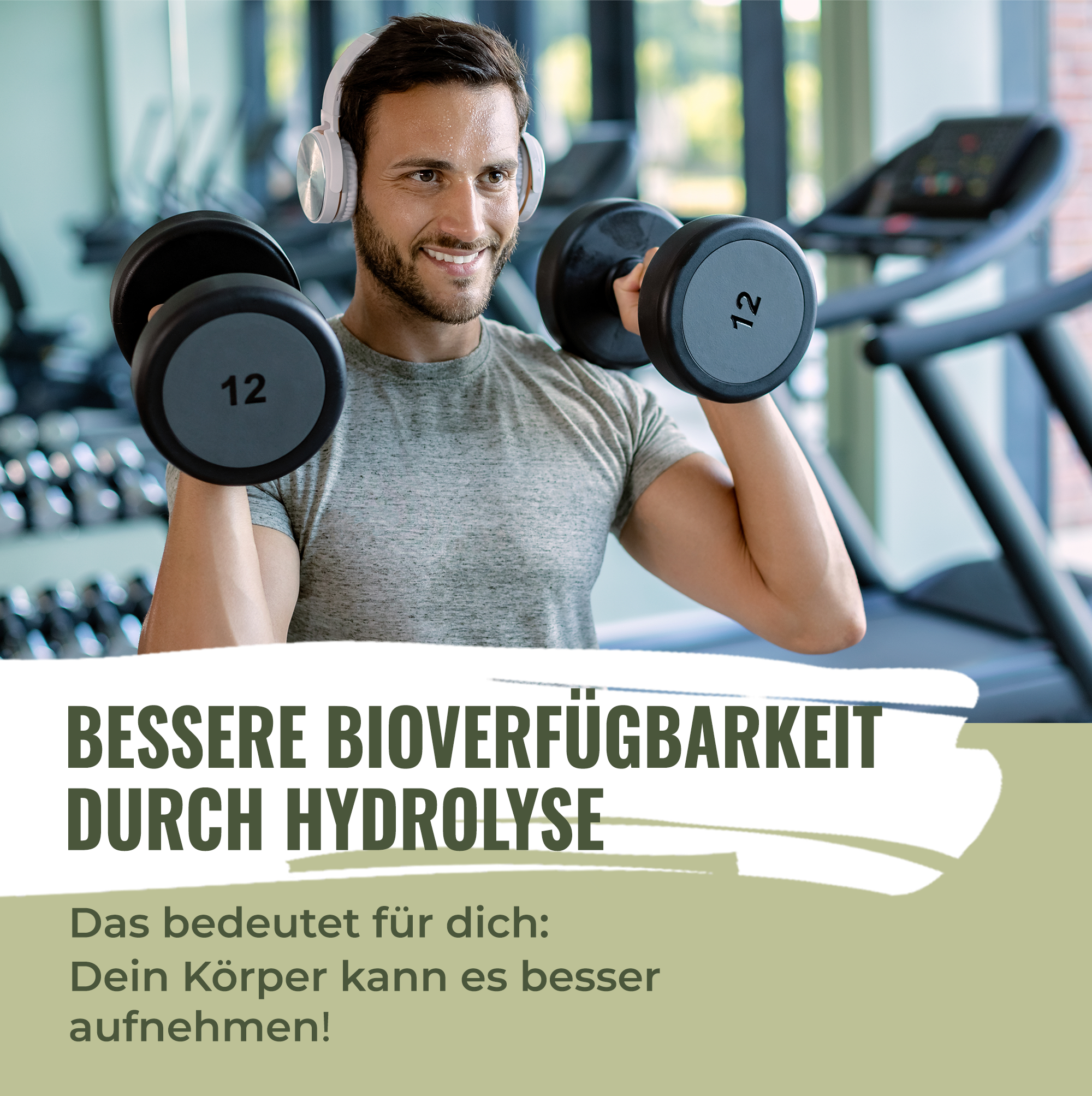 Fotografie: Mann mit weißen Kopfhörern hebt im Fitnessstudio 12kg schwere Hanteln vor dem Hintergrund von Laufbändern und Gewichten, er trägt ein graues T-Shirt und hat einen schweißtreibenden Ausdruck
