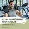 Fotografie: Mann mit weißen Kopfhörern hebt im Fitnessstudio 12kg schwere Hanteln vor dem Hintergrund von Laufbändern und Gewichten, er trägt ein graues T-Shirt und hat einen schweißtreibenden Ausdruck

