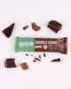 Fotografie veganské měkké čokoládové tyčinky Hans Energy Bar Double Choc a kousků hořké a mléčné čokolády na bílém pozadí