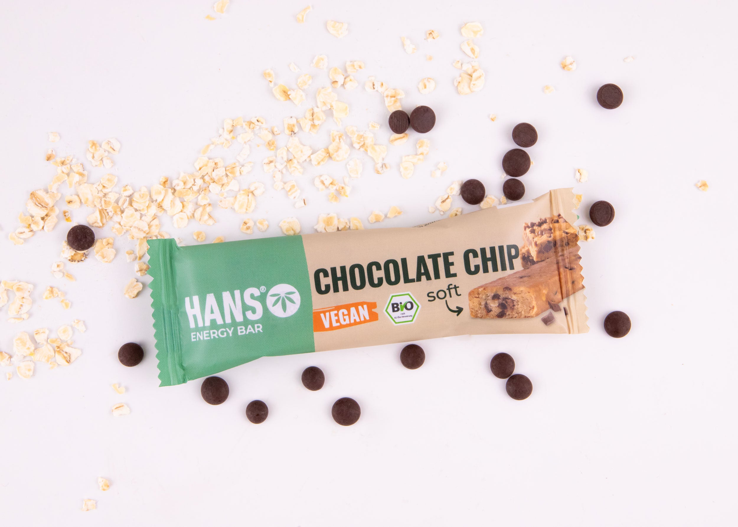 Fotografie produktu: Veganská čokoládová tyčinka HANSO s ovesnými vločkami a kousky hořké čokolády na bílém pozadí.