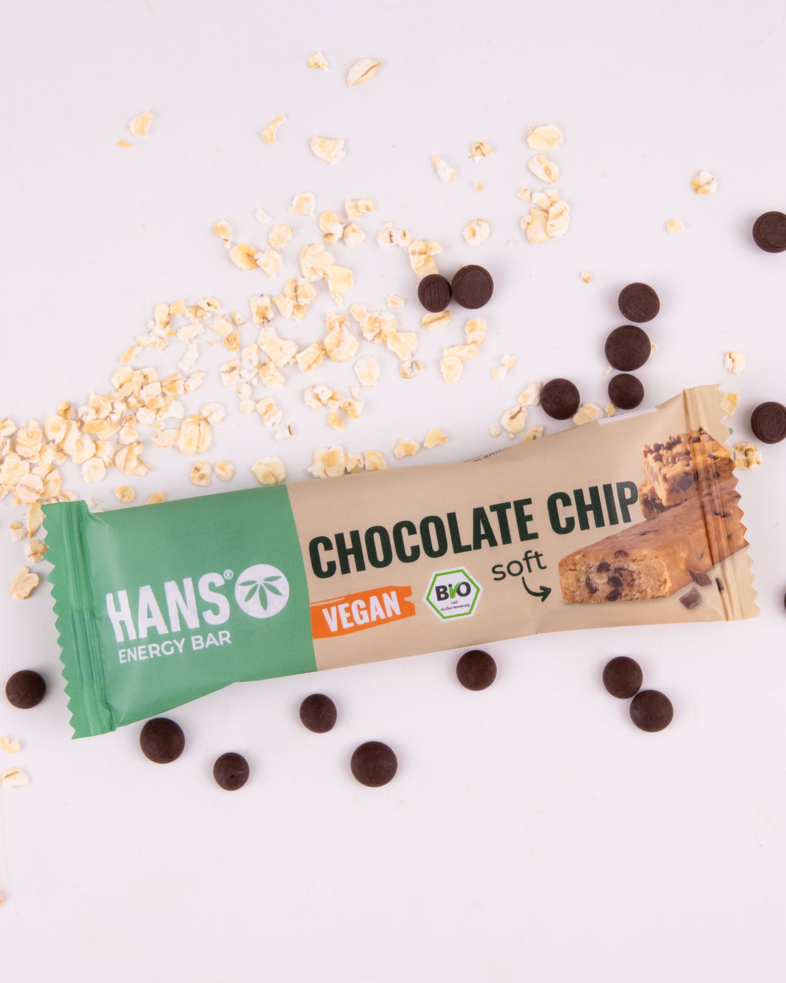 Snímek produktu Hanso Energy Bar vegan chocolate chip soft bar s ovesnými vločkami a čokoládovými lupínky na bílém pozadí.
