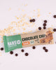 Snímek produktu Hanso Energy Bar vegan chocolate chip soft bar s ovesnými vločkami a čokoládovými lupínky na bílém pozadí.
