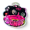 Digitální ilustrace od Gzuz, na které monster truck drtí růžovou koblihu s barevným posypem a symbolem THC.