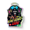 Digitální umělecký tisk, King Kong's Lady, gorila na pozadí města se svítícími budovami, držící v ruce jointa a blonďatou dívku, s barevnými neonovými detaily a symbolem THC.