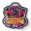 Návrh samolepky Maxwell Zafari zobrazuje fialové auto s palmami, lanem a červenými poháry v živém, barevném stylu před zeměkoulí.
