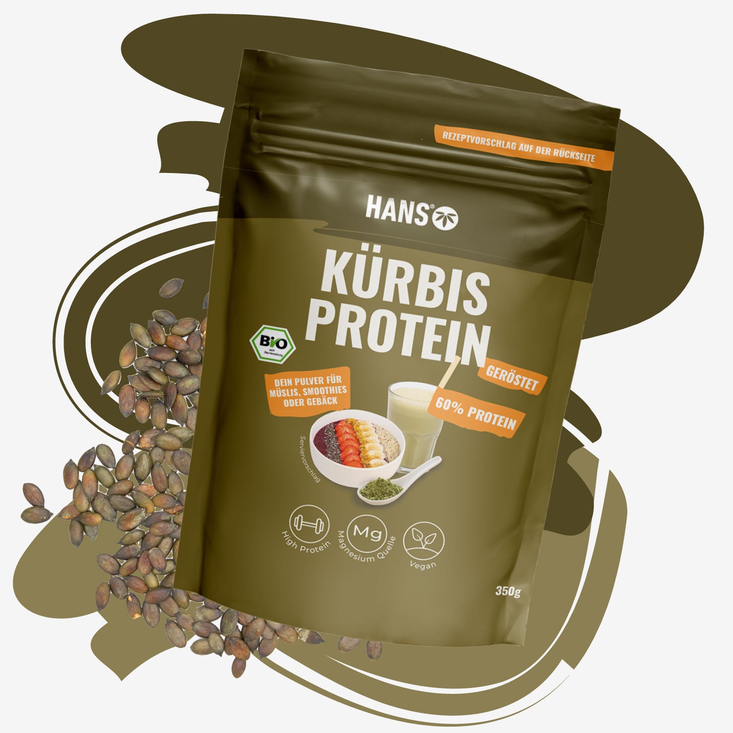 Produktfoto von Hans Kürbisprotein, einem gerösteten, veganen Proteinpulver mit hohem Magnesiumgehalt, das in einer braunen Verpackung mit grünen Akzenten gezeigt wird und neben einer Schüssel Müsli und einem Smoothie liegt,  eingebettet in eine Darstellung von Kürbiskernen
