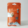 Bud Voyage Produktverpackung zeigt Premium-Cannabisblüten vor Kuh und Wolken, mit orangefarbenem Hintergrund, QR-Code und UV-Schutz-Symbol
