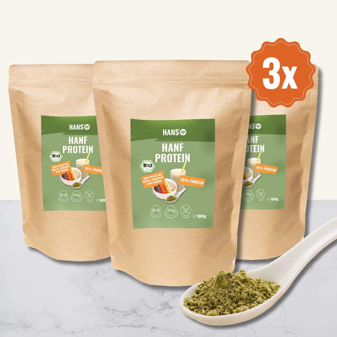 Product photography by HANS Hemp Protein: Three brown sachets of hemp protein powder, 55% protein, vegan, rich in magnesium, and a portion in a white spoon on a marble background
