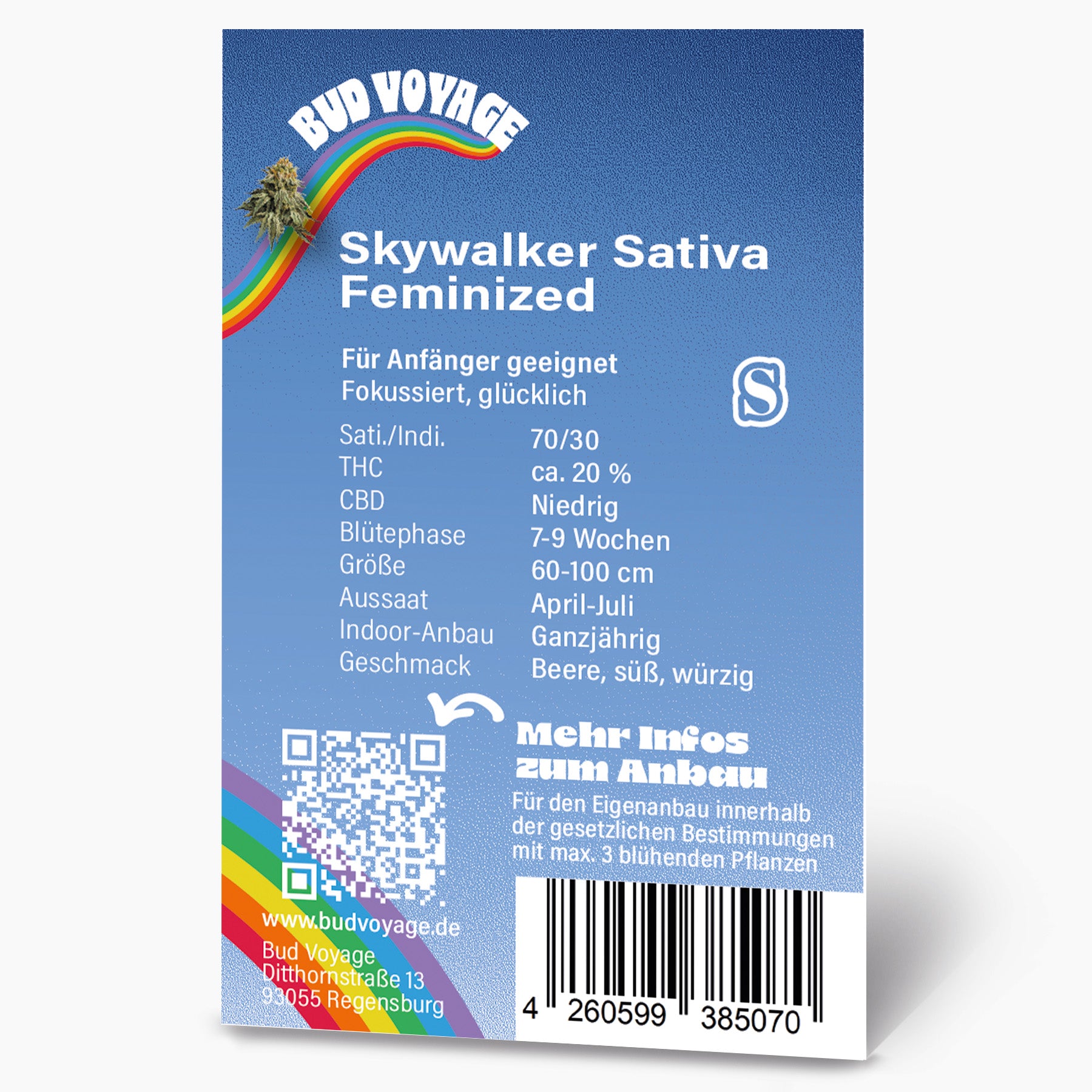 Bud Voyage Grafikdesign: Skywalker Sativa feminisierte Cannabis-Produktbeschreibung mit Regenbogen, QR-Code und detaillierten Anbauinformationen auf blauem Hintergrund
